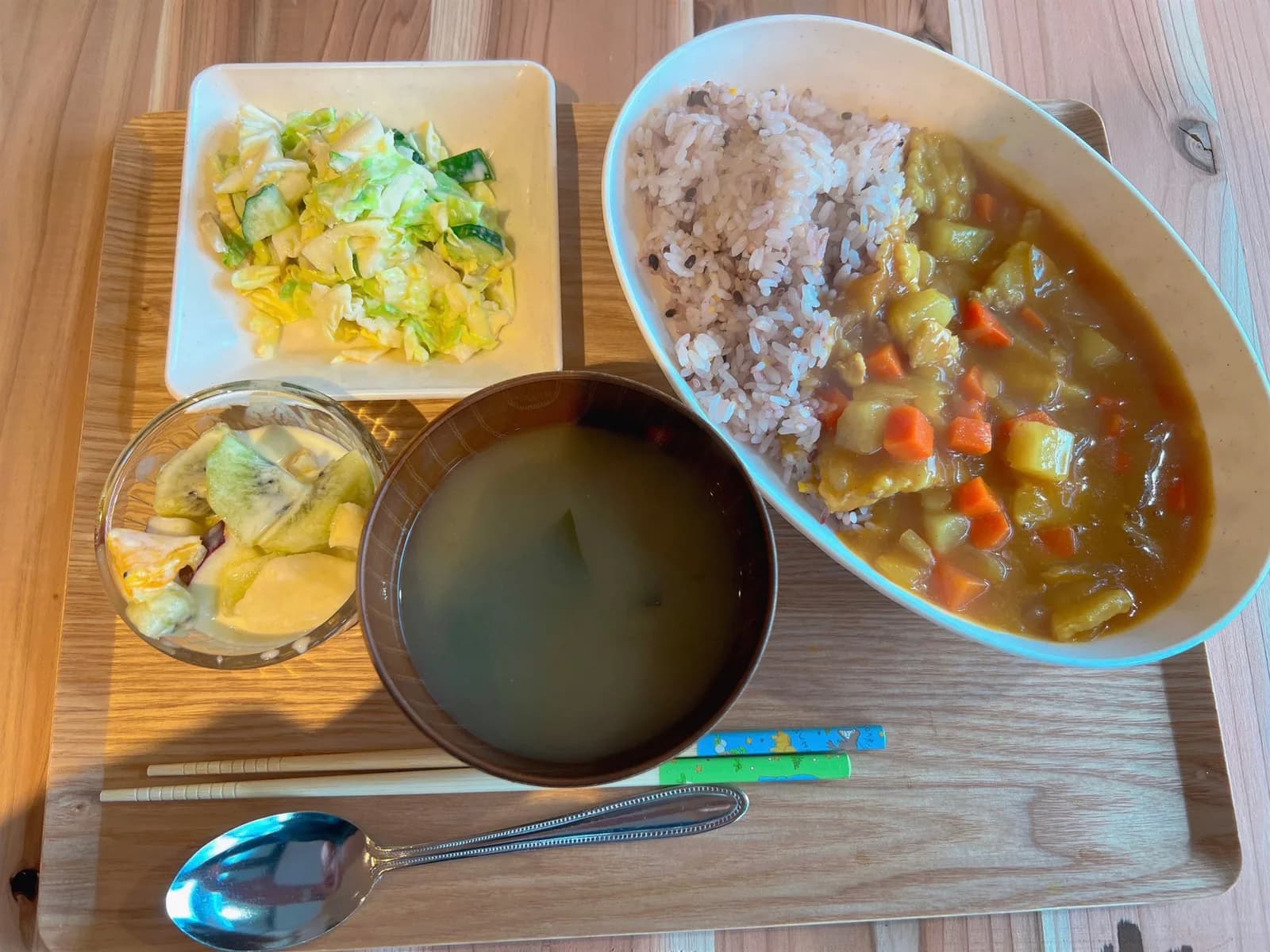 カレーとサラダ、汁物、果物の献立