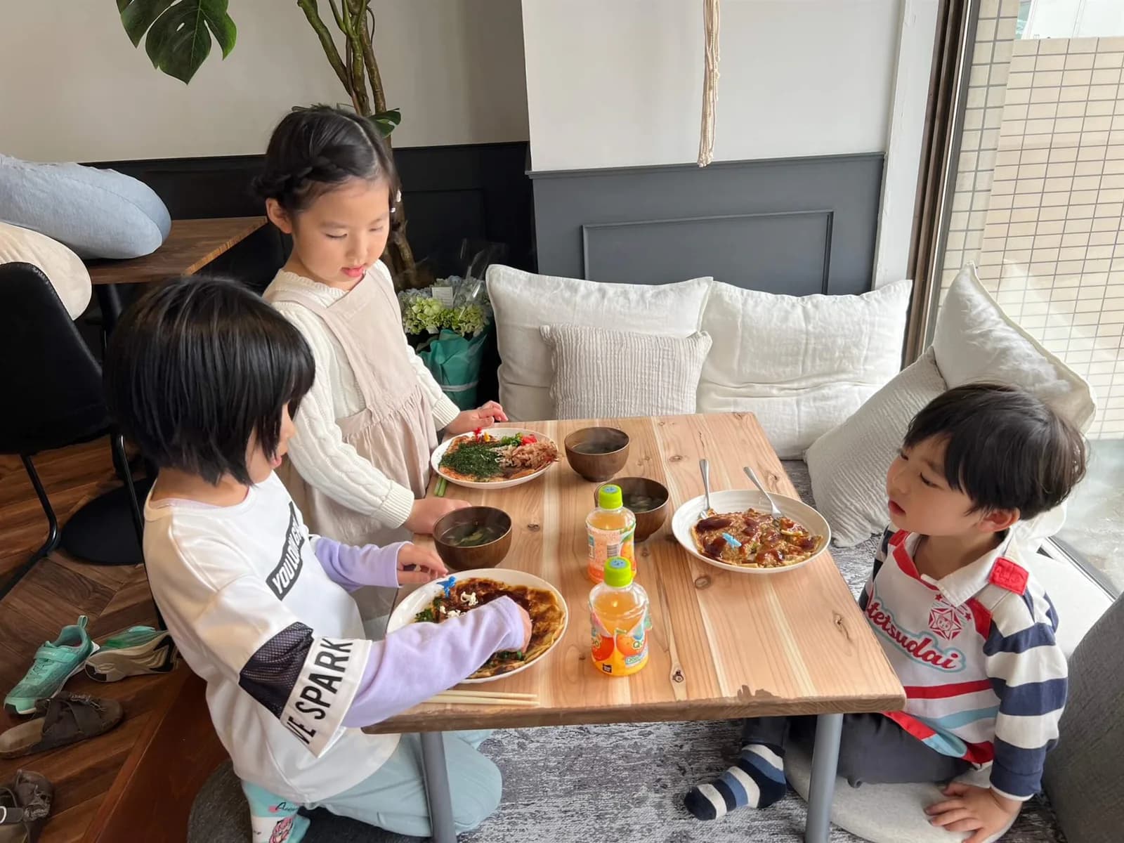 すこやか食堂で食卓を囲む子どもたち
