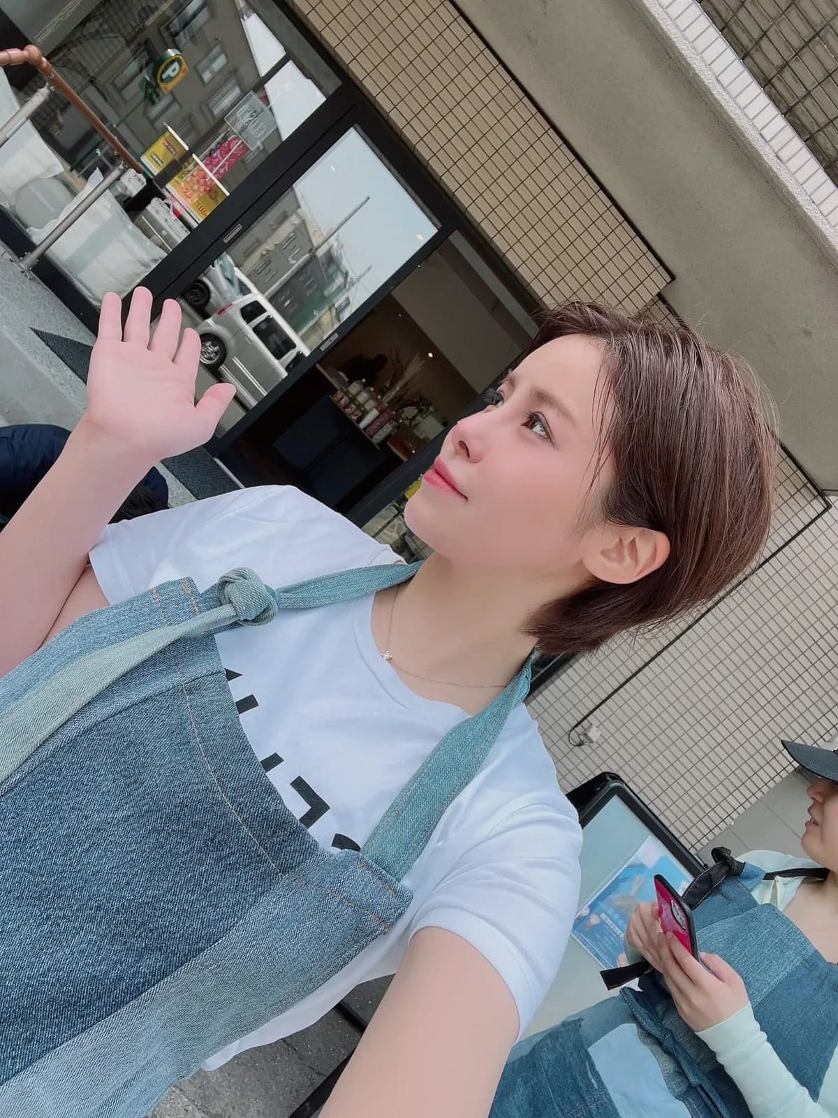 すこやか食堂の店舗前に立つ運営スタッフ